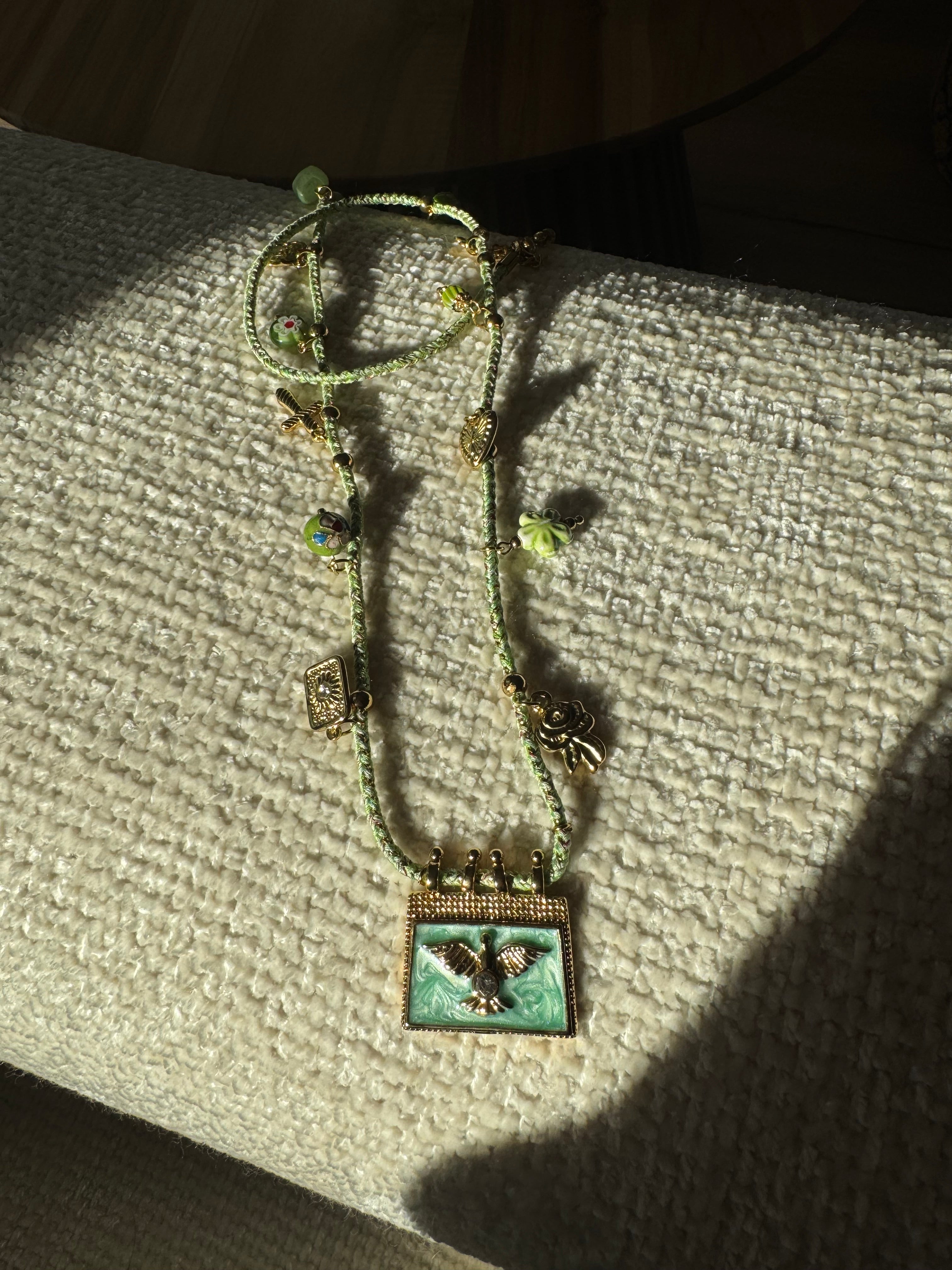 Collar verde calendario Romao