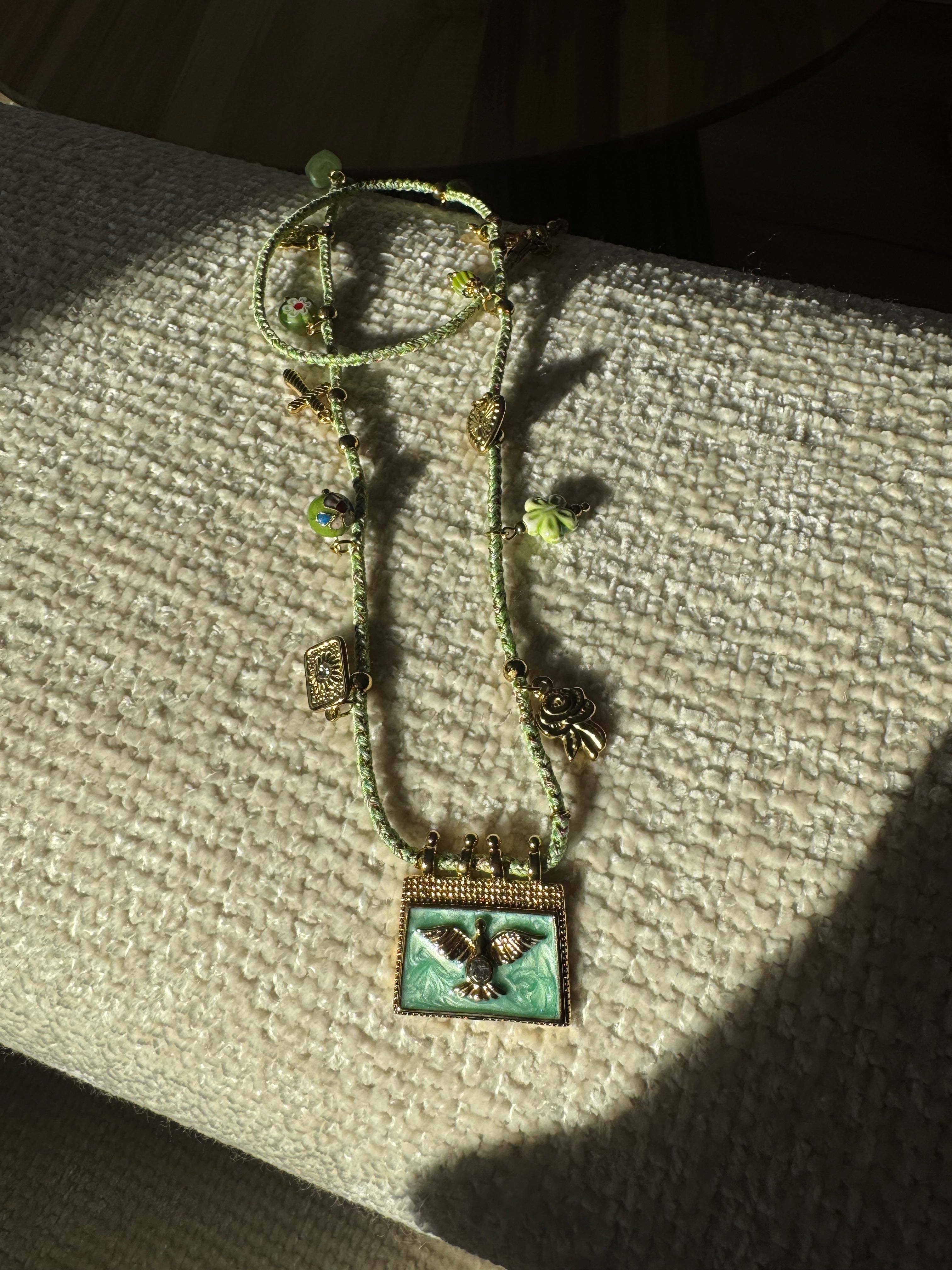 Collar verde calendario Romao