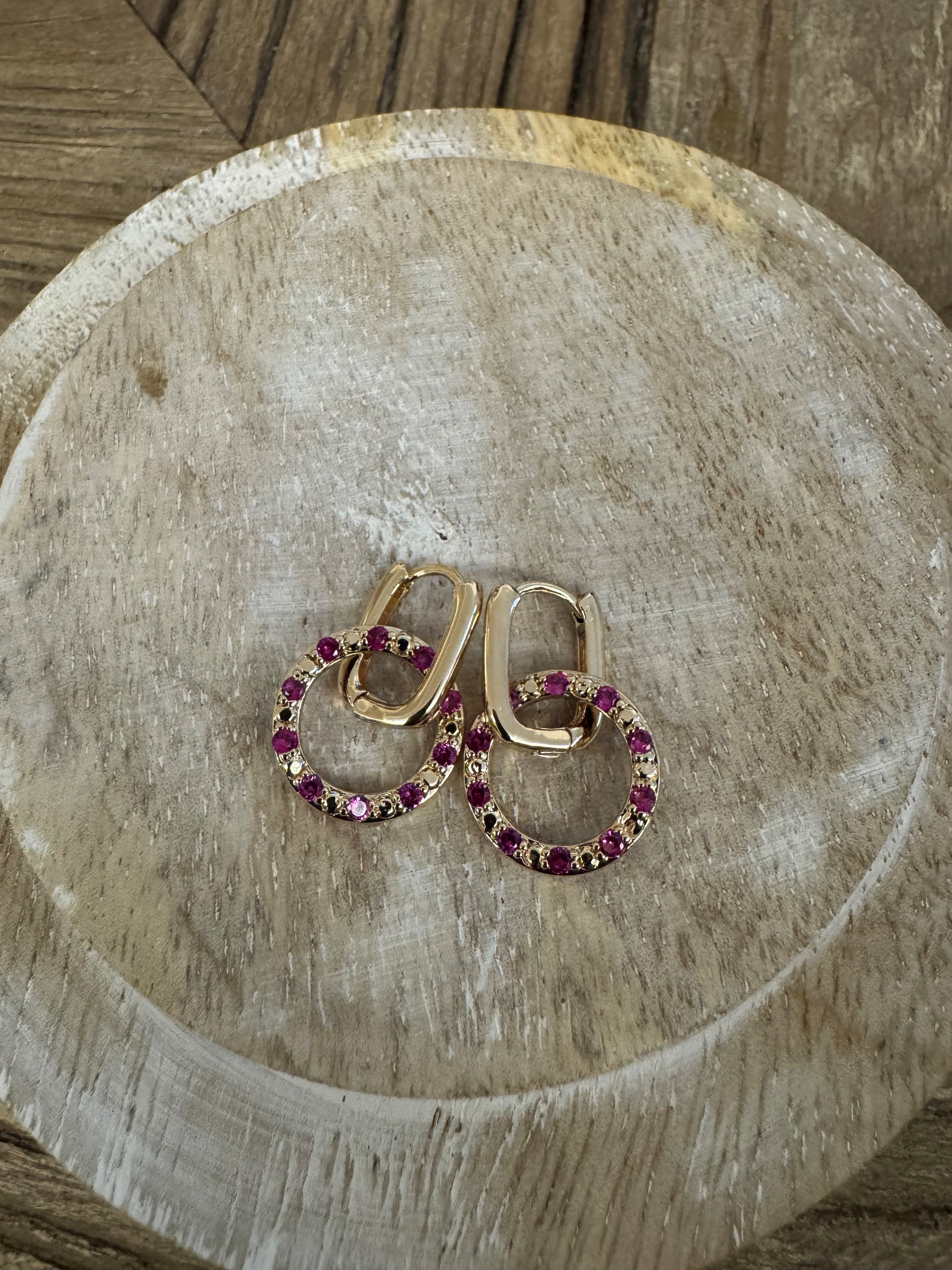 Pendientes dorados con piedras rosas